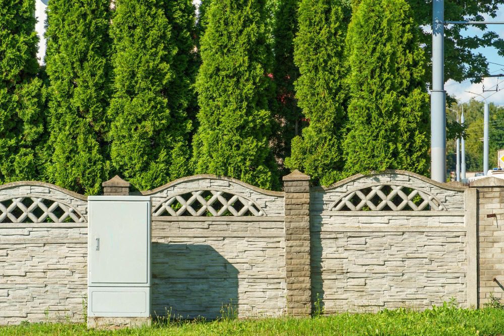 Высота забора между соседями: что говорит закон?