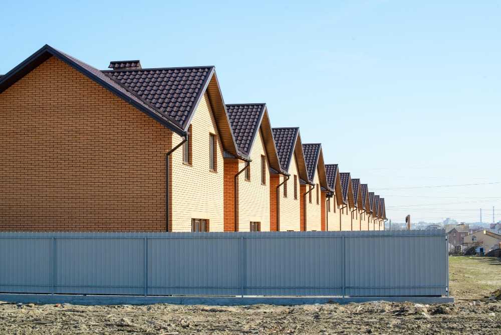 Высота забора между соседями: что говорит закон?