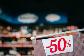 Обязан ли магазин продать товар по цене, указанной на ценнике?