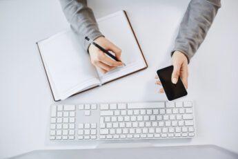 Стоит ли заводить электронную трудовую книжку?