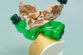 Кто должен убирать мусор вокруг контейнеров во дворе МКД: что говорит закон? 28 Кто должен убирать мусор вокруг контейнеров во дворе МКД: что говорит закон?