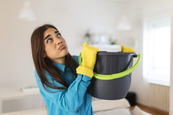 Залило квартиру с крыши - что делать и куда обращаться? 12 Залило квартиру с крыши