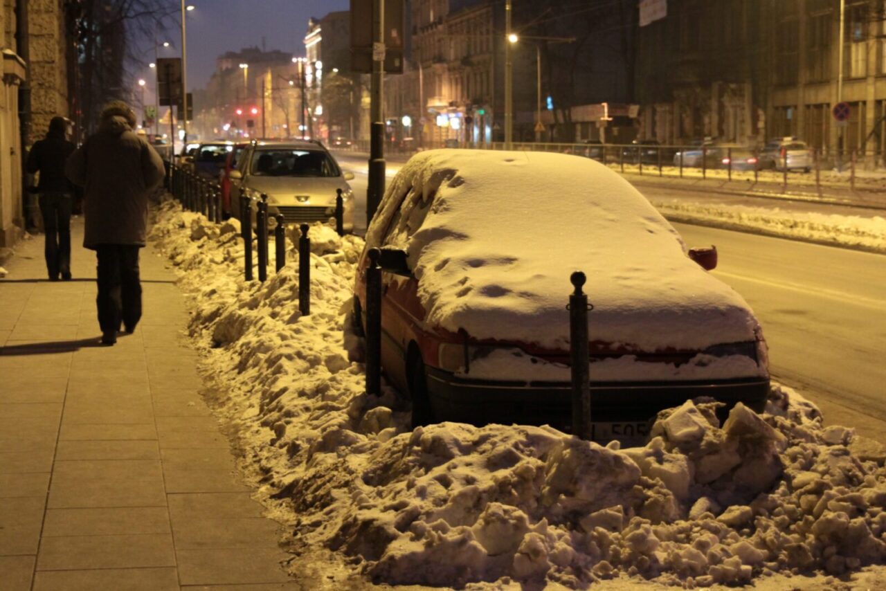 Снег с крыши дома упал на машину (человека): что делать, куда обращаться, как взыскать ущерб? 4 Снег с крыши дома упал на машину