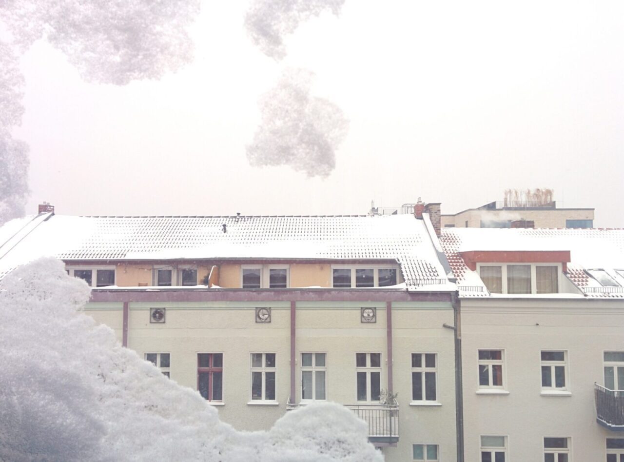 Снег с крыши дома упал на машину (человека): что делать, куда обращаться, как взыскать ущерб? 5 Снег с крыши дома упал на машину