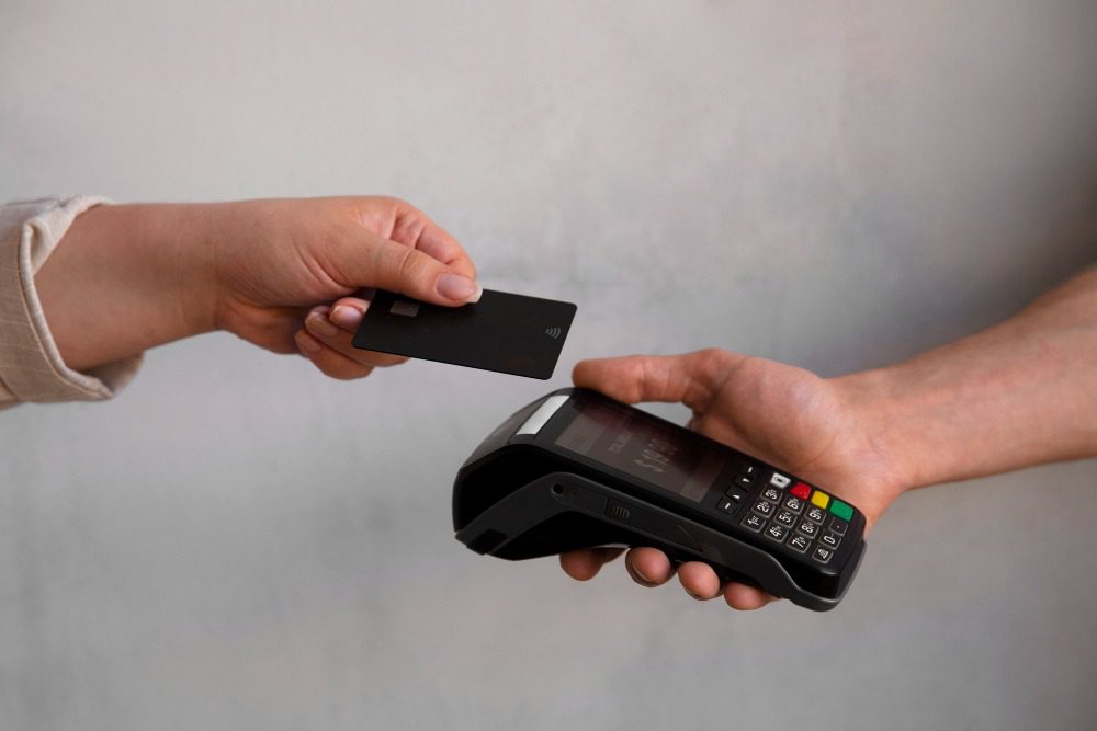 Обязан ли по закону магазин иметь терминал для оплаты картой?