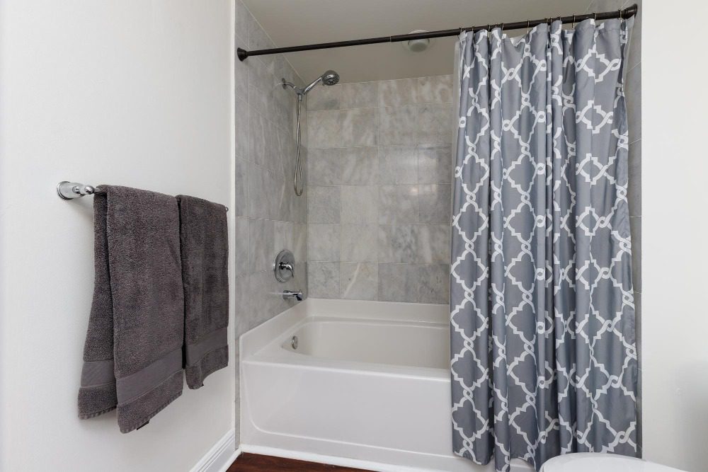 Как выбрать шторы для ванны?