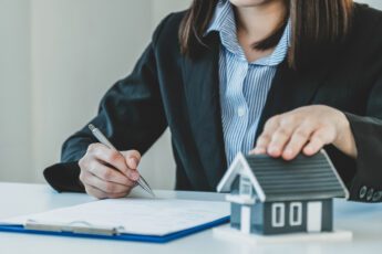 Получение лицензии управляющей компании в сфере ЖКХ: пошаговая инструкция