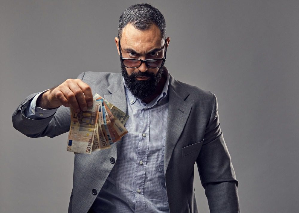 Адвокат взял деньги и бездействует: что делать и куда жаловаться?