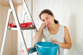 Протекает крыша в многоквартирном доме: что делать и куда обращаться?