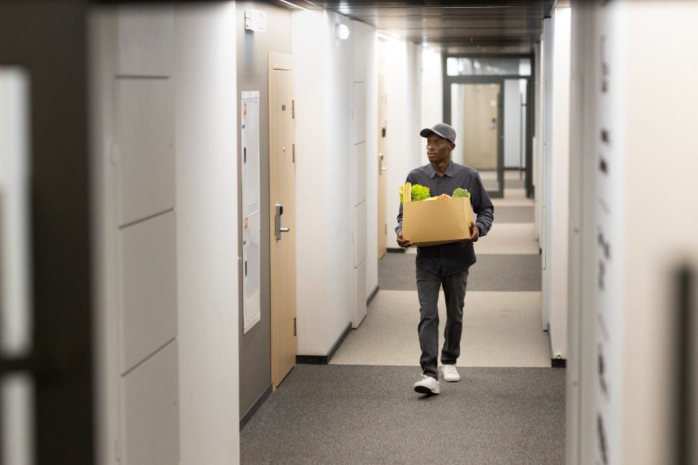 Как заставить соседей убрать вещи из общего коридора?