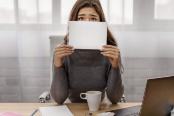 Нужно ли указывать причину увольнения по собственному желанию в заявлении?